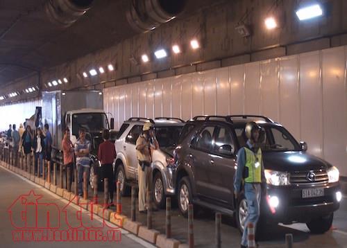5 ô tô đâm nhau liên hoàn trong hầm vượt sông Sài Gòn ảnh 1